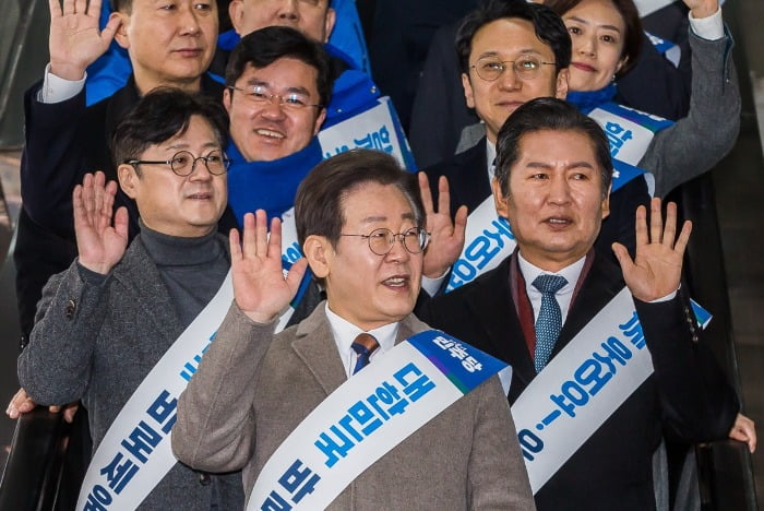 더불어민주당 이재명 대표가 8일 서울 용산구 용산역에서 설 귀성인사를 하고 있다. 사진=연합뉴스