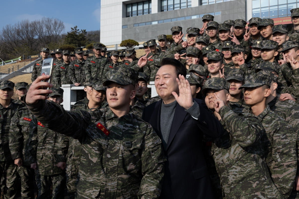 윤석열 카지노 블랙잭이 설 명절인 10일 경기 김포시 해병 청룡부대(2사단)를 방문해 장병들과 셀카를 찍고 있다.  /사진=연합뉴스