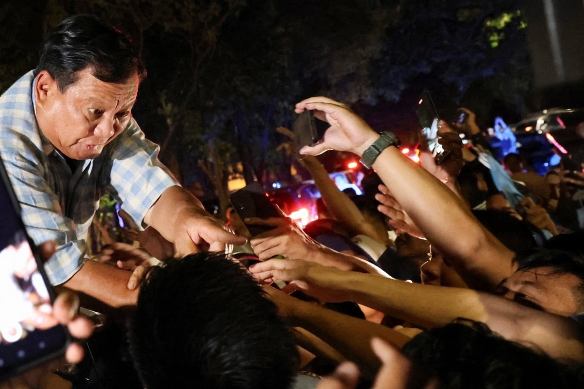 인도네시아 대통령 후보 프라보워 수비안토가 14일(현지시간) 인도네시아 자카르타에서 지지자들에게 인사를 하고 있다. 사진=REUTERS