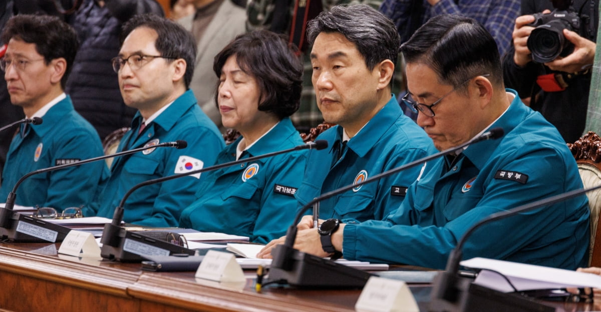 정부의 의과대학 정원 확대에 반발해 국내 5대 대형병원 전공의들이 집단으로 사직서를 내는 등 의사들의 집단 반발로 인한 '의료대란' 우려가 커지고 있는 19일 오전 이주호 부총리 겸 교육부 장관(오른쪽 두 번째) 등 관계장관들이 서울 종로구 정부서울청사에서 열린 의사 집단행동 관계 장관회의에 참석해 한덕수 국무총리의 대응책 발언을 듣고 있다. / 사진=연합뉴스