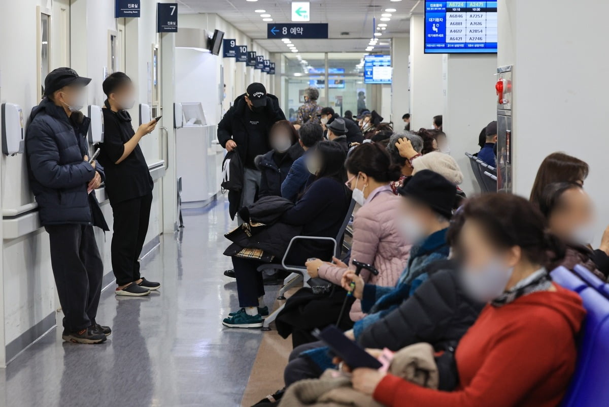 20일 서울 시내 한 대학메이저카지노을 찾은 시민들이 진료 순서를 기다리고 있다. 사진=연합뉴스