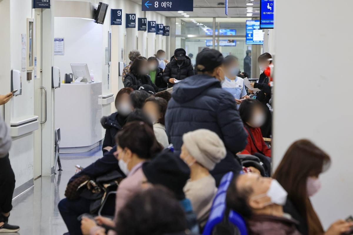 서울 시내 한 대학병원을 찾은 시민들이 진료 순서를 기다리고 있다. 사진=연합뉴스