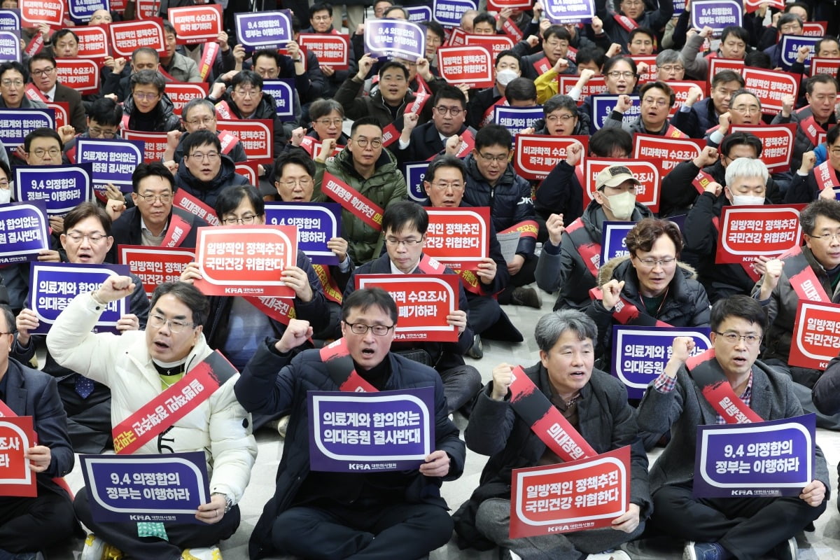 25일 오후 서울 용산구 대한의사협회에서 열린 '전국 의사 대표자 확대 회의 및 행진 행사'에서 참가자들이 구호를 외치고 있다. /사진=연합뉴스