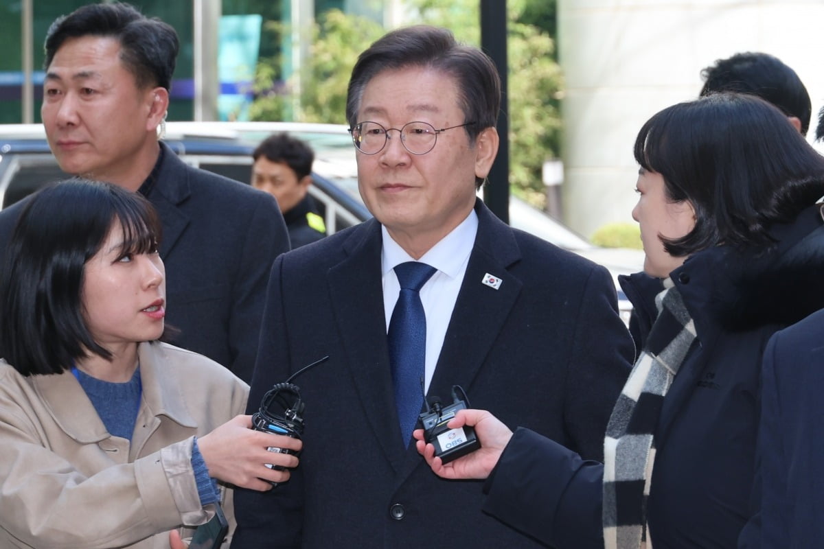 더불어민주당 우리 카지노 대표가 26일 오후 서울 서초구 서울중앙지법에서 열린 공직선거법 위반 혐의 관련 1심 속행공판에 출석하고 있다. 사진=연합뉴스