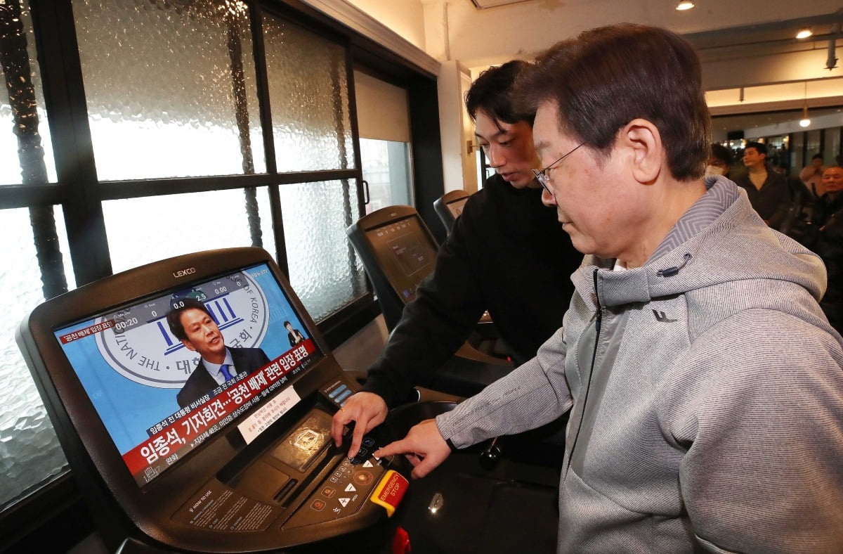 슬롯 사이트 더불어민주당 대표가 28일 은평구 한 헬스장에서 직장인 정책간담회 전 런닝머신을 하고 있다. 러닝머신 화면에 같은 시간 국회 소통관에서 공천 관련 기자회견 중인 임종석 전 대통령 비서실장 뉴스가 나오고 있다./ 사진=연합뉴스