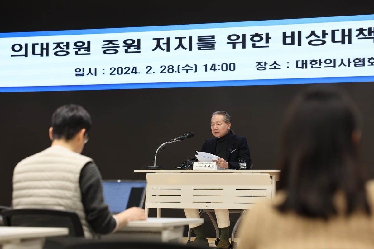 주수호 온라인 슬롯 비상대책위원회 언론홍보위원장이 28일 오후 서울 용산구 온라인 슬롯 회관에서 의협 비대위 정례브리핑을 하고 있다. 사진=연합뉴스