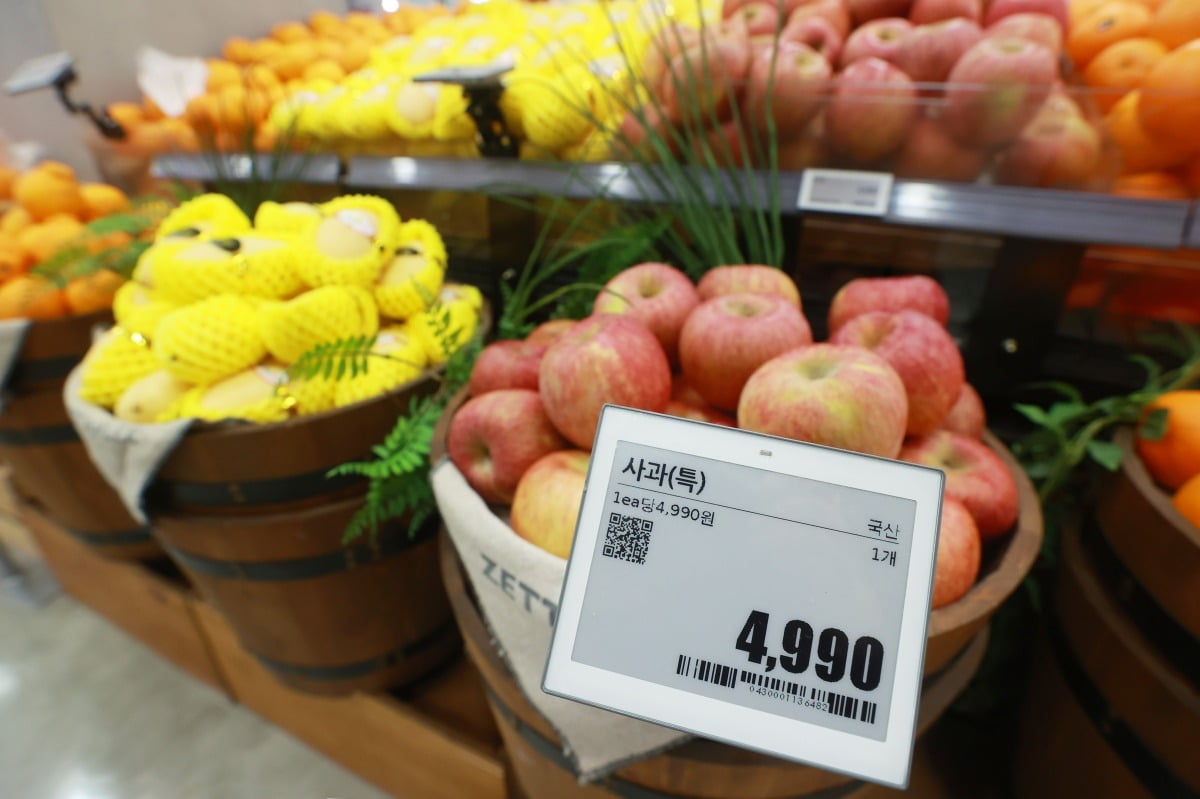 채소·과일 등의 물가 오름세가 지속되고 있는 가운데 서울 시내 한 대형마트에 사과가 진열되어 있다. 이달 하순 기준 사과 소매가격은 10개에 2만9301원으로 1년 전보다 27.4% 올랐고, 배는 10개에 4만455원으로 39.1% 비싸졌다. 사진=연합뉴스