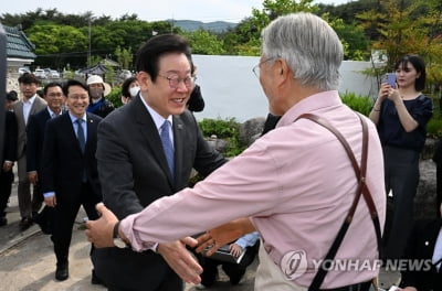 이재명, 문재인 전 대통령 예방…총선 앞두고 통합 행보