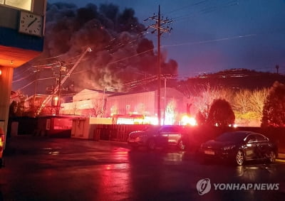 태안 농공단지 PVC 공장 화재…8시간여만에 큰 불길 잡혀(종합)