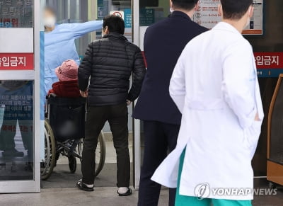 사흘째 병원 비우는 전공의들…의료대란 속 환자 피해 '눈덩이'