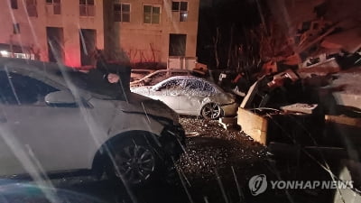 태안서 아파트 옹벽 붕괴…차량 9대 파손
