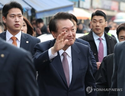 尹대통령, 서산 동부 전통시장 방문…대선후보 이후 2년만