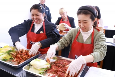 "김치 맛있어요"…호주 등 11개국 국방무관, 하노이서 김장 체험