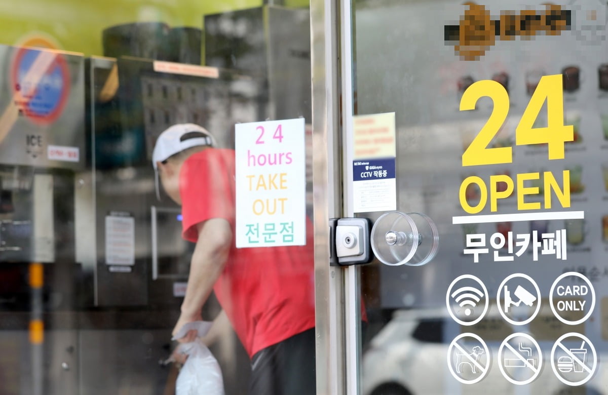 서울 한 무인카페를 운영하는 점주가 셀프 커피머신에 사용되는 각종 집기류를 정리하고 있다. 사진=뉴스1