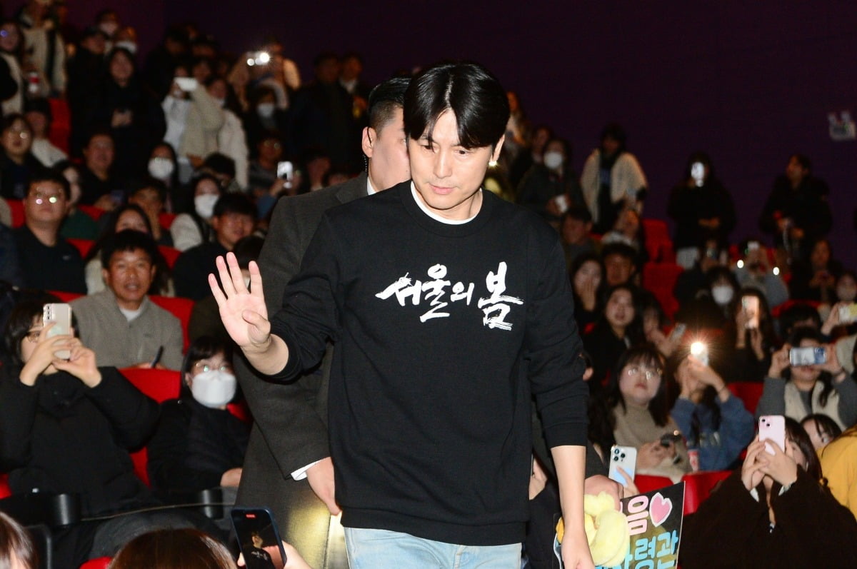 배우 정우성이 지난해 12월 17일 오후 광주 서구 CGV 광주터미널점에서 열린 영화 '서울의 봄' 무대인사에 참석해 팬들에게 인사를 하고 있다. 사진=뉴스1