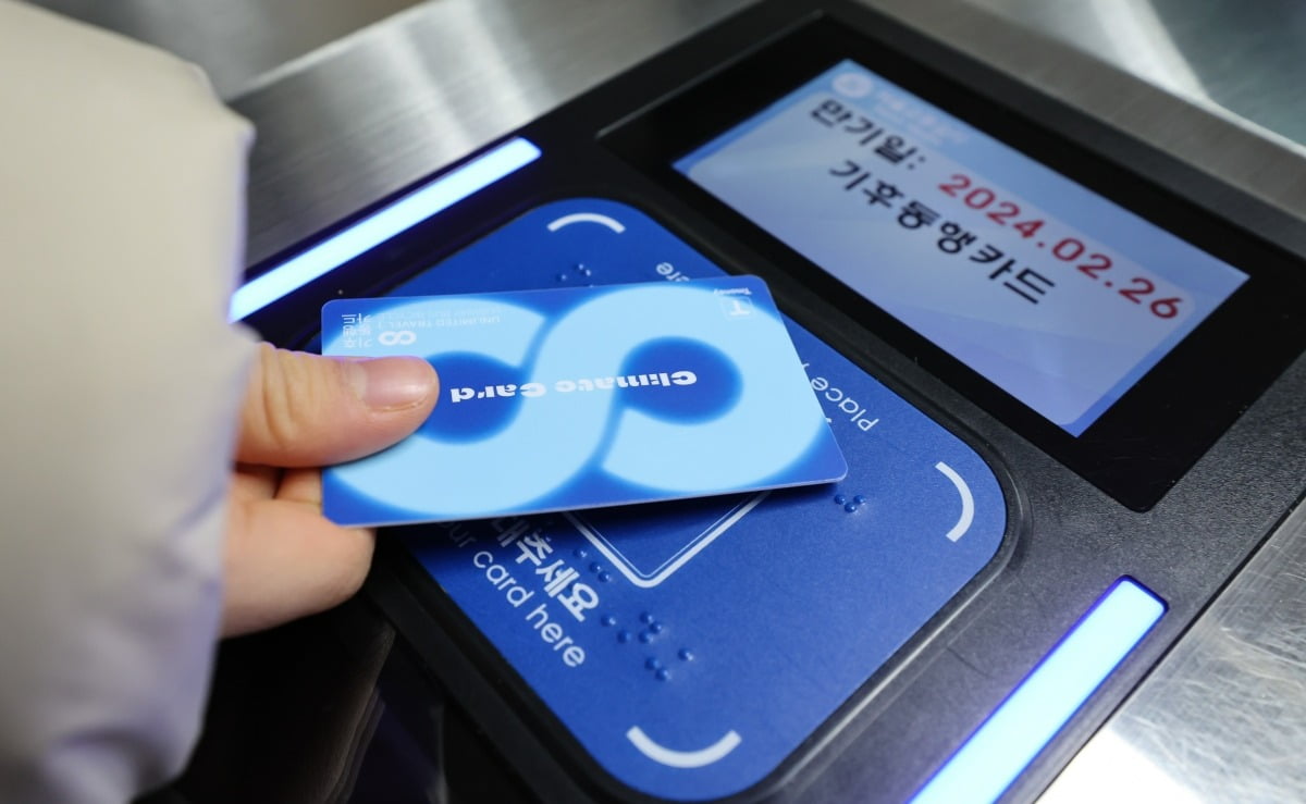 28일 서울 시내 한 지하철역에서 한 시민이 기후동행카드를 이용하고 있다. /사진=뉴스1