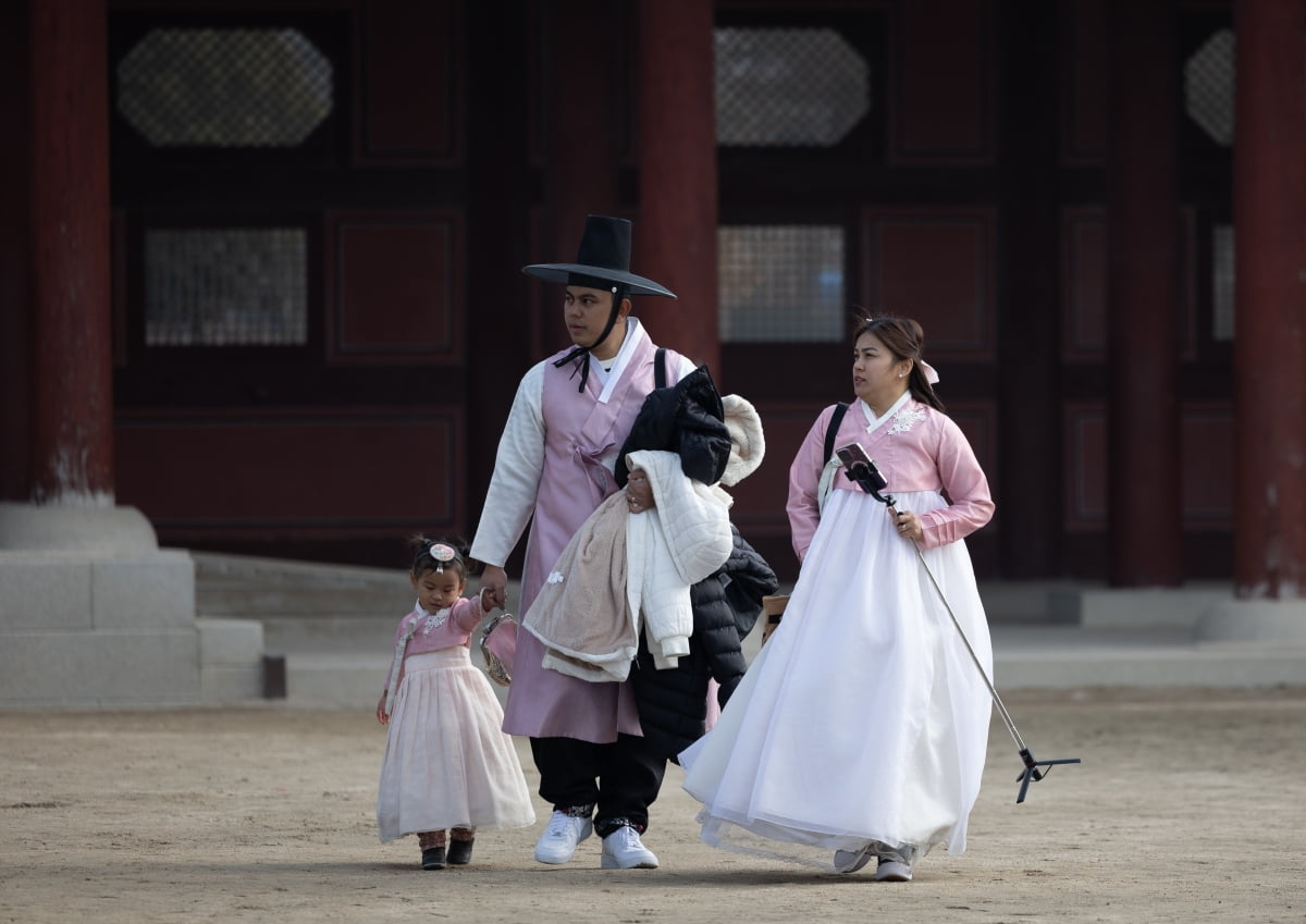 서울 종로구 경복궁을 찾은 외국인 관광객들이 외투를 손에 들고 발걸음을 옮기고 있다. 사진=뉴스1