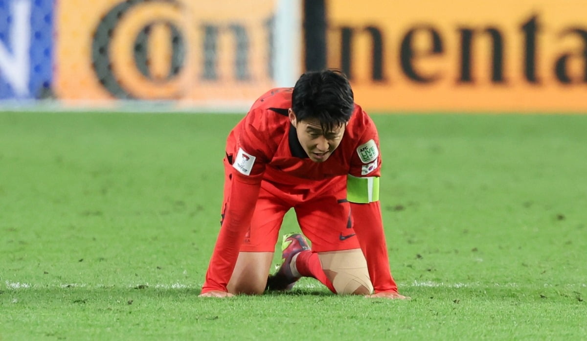 대한민국 선수들이 2일(현지시간) 카타르 알와크라 알자누브 스타디움에서 열린 2023 아시아축구연맹(AFC) 카타르 아시안컵 8강전 호주와 대한민국의 경기에서 연장 접전 끝에 2대1로 승리를 거둬 4강 진출을 확정지은 뒤 그라운드에 무릎 꿇으며 체력의 한계를 느끼고 있다. /뉴스1