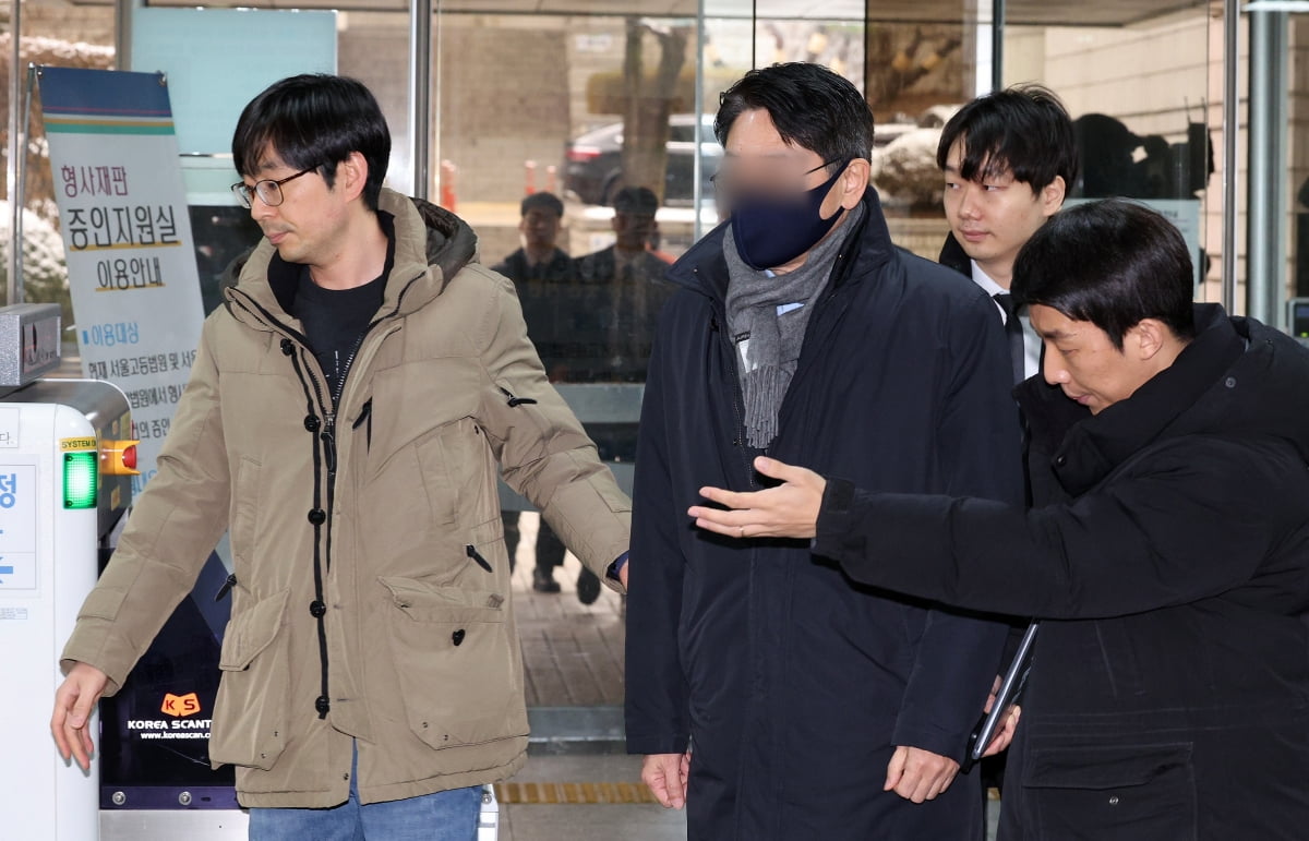 검찰 수사관에게 SPC그룹 회장 수사 정보 유출을 청탁한 혐의를 받는 SPC 임원 A씨가 6일 오전 서울 서초구 서울중앙지법에서 열린 구속 전 피의지 심문(영장실질심사)에 출석하고 있다./사진=뉴스1