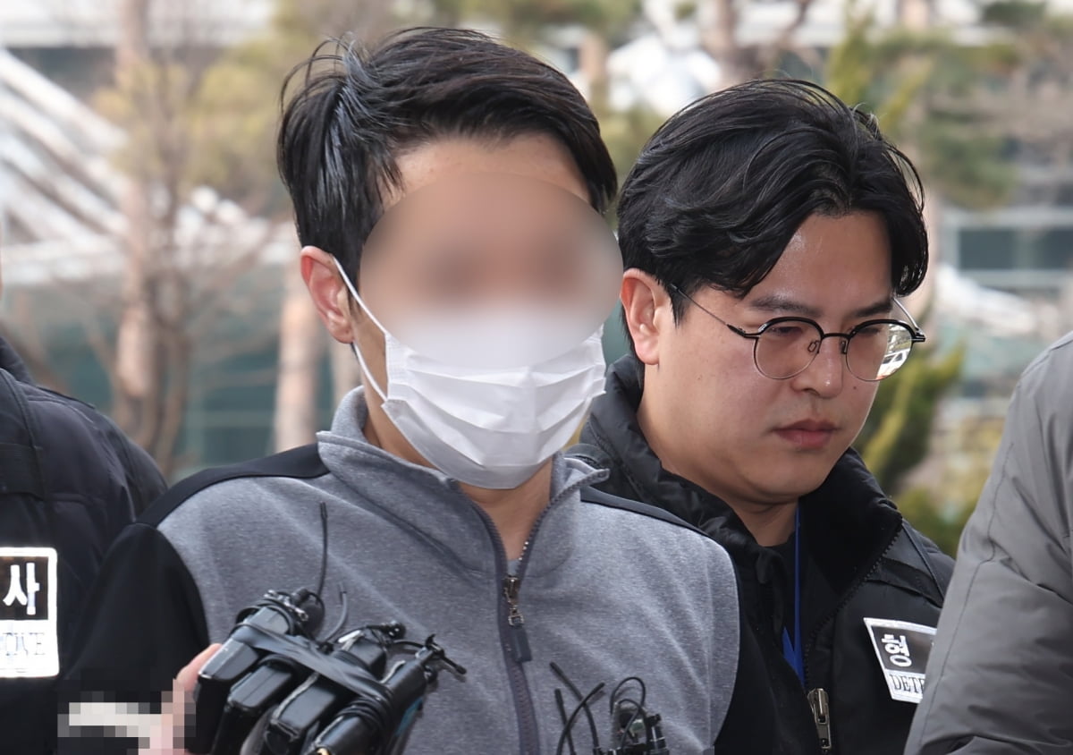 설 연휴 술에 취해 모친을 살해한 30대 A씨가 11일 오후 경기 고양시 의정부지방법원 고양지원에서 열린 구속 전 피의자 심문(영장실질심사)에 출석하고 있다. 사진=뉴스1