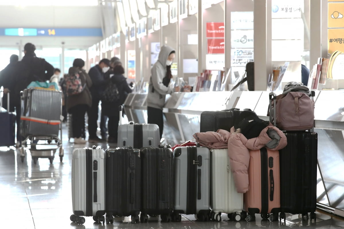 인천국제공항 출국장 여행사 카운터 앞에 여행객들의 캐리어가 놓여져 있다./사진=뉴스1