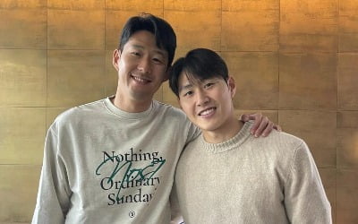 손흥민-이강인 '어깨동무'…화해사진 속 티셔츠도 '관심 폭발'