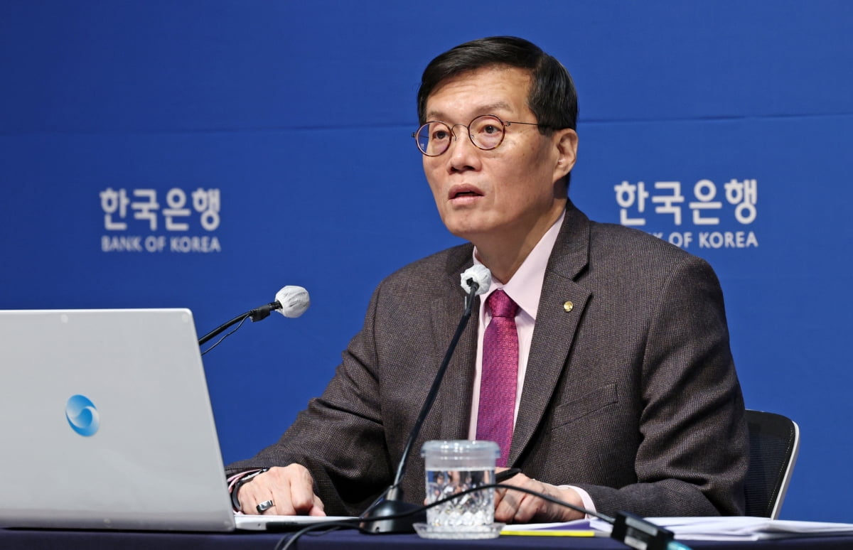  이창용 한국은행 총재가 22일 오전 서울 중구 한국은행에서 통화정책방향 기자간담회를 하고 있다. / 사진=뉴스1