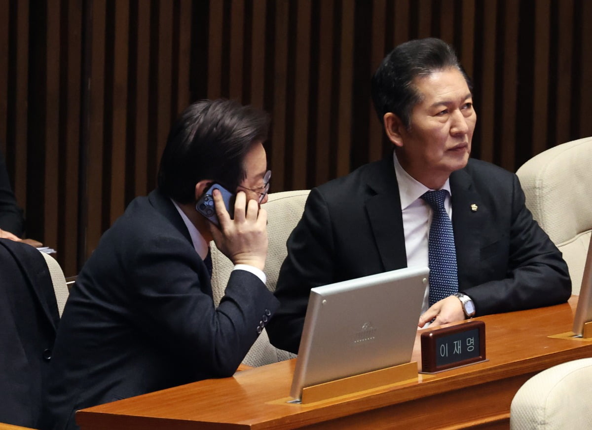 이재명 더불어카지노사이트 대표가 지난 22일 오후 서울 여의도 국회에서 열린 제413국회(임시회) 제4차 본회의에서 통화하고 있다. 오른쪽은 정청래 의원. 사진=뉴스1