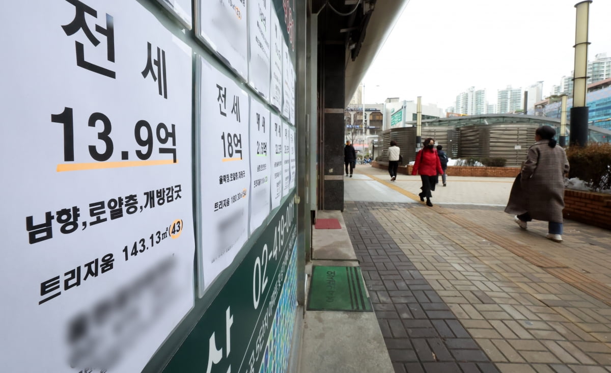 이달 25일 서울 송파구의 한 부동산중개업소에 붙어 있는 전세 매물 안내문. / 사진=뉴스1