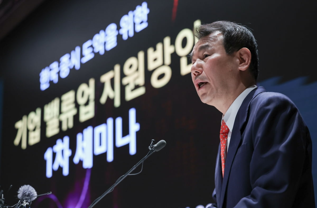 정은보 한국거래소 이사장이 26일 서울 영등포구 한국거래소 컨퍼런스홀에서 열린 '한국 증시 도약을 위한 기업 밸류업 지원방안 세미나'에 참석해 인사말을 하고 있다. / 사진=뉴스1