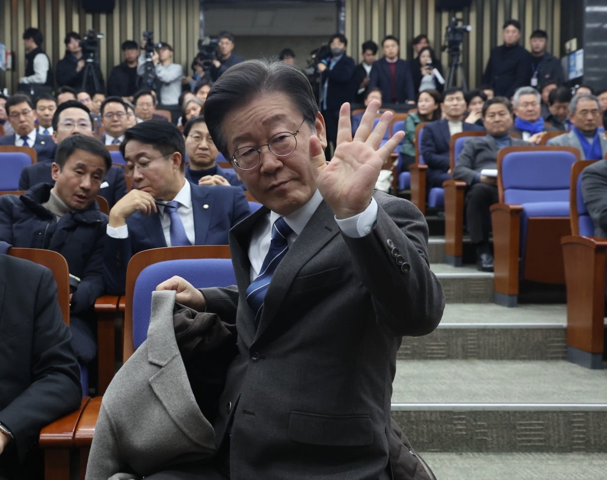 이재명 더불어민주당 대표가 27일 서울 여의도 국회에서 열린 의원총회에 참석하며 발언을 안하겠다고 손짓하고 있다. 사진=뉴스1