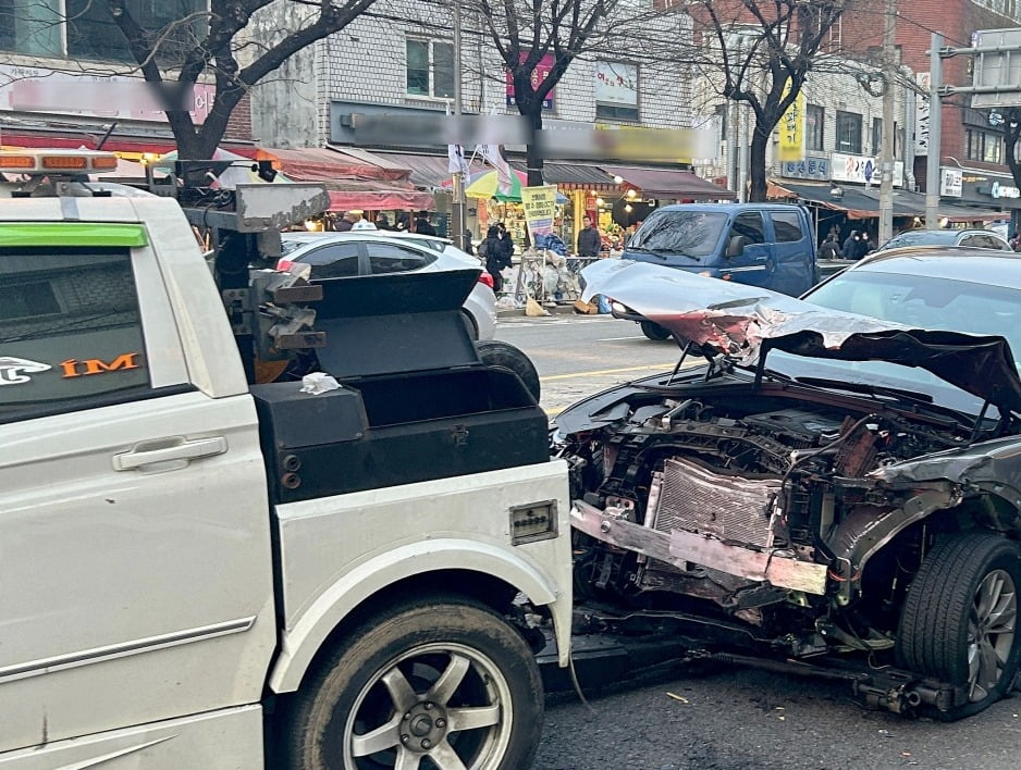  29일 오후 서울 은평구 연신내역 인근에서 승용차 7대와 이륜차 1대가 추돌하는 사고가 발생해 경찰 및 소방관들이 현장을 수습하고 있다.  / 사진=뉴스1