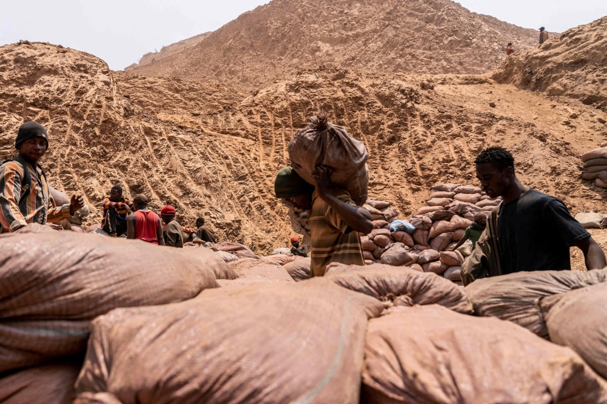 콩고민주공화국 콜웨지 인근 샤바라 영세 광산에서 한 광부가 광석 자루를 운반하고 있다. 사진=연합AFP
