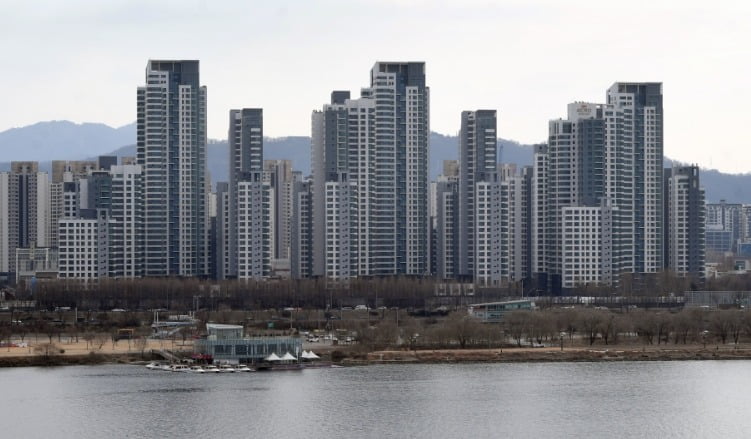 한강 너머에서 바라본 서울 서초구 반포동 '아크로리버파크' 전경. 사진=한경DB