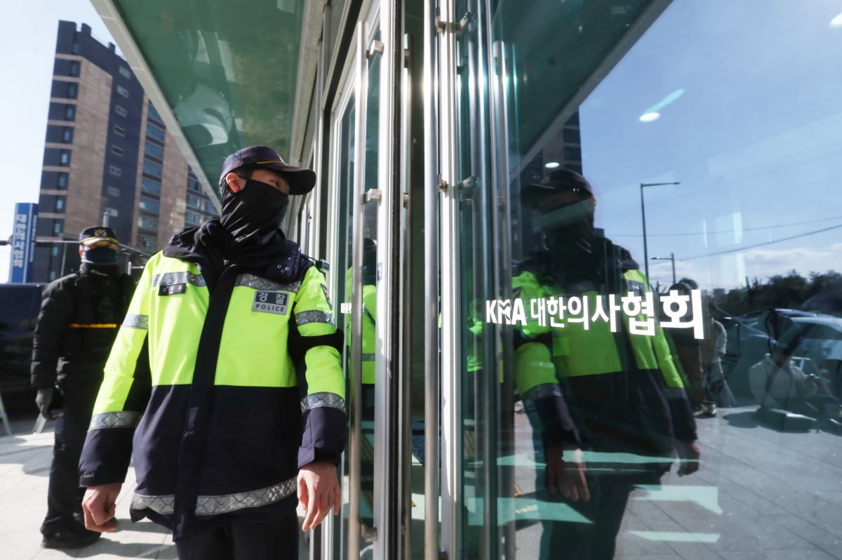 경찰이 업무방해 등 혐의로 고발된 의사단체 전현직 집행부 5명에 대해 강제 수사에 착수했다.1일 오후 서울 용산구 의사협회 회관 앞에서 경찰이 출입을 통제하고 있다. / 사진=김범준 기자