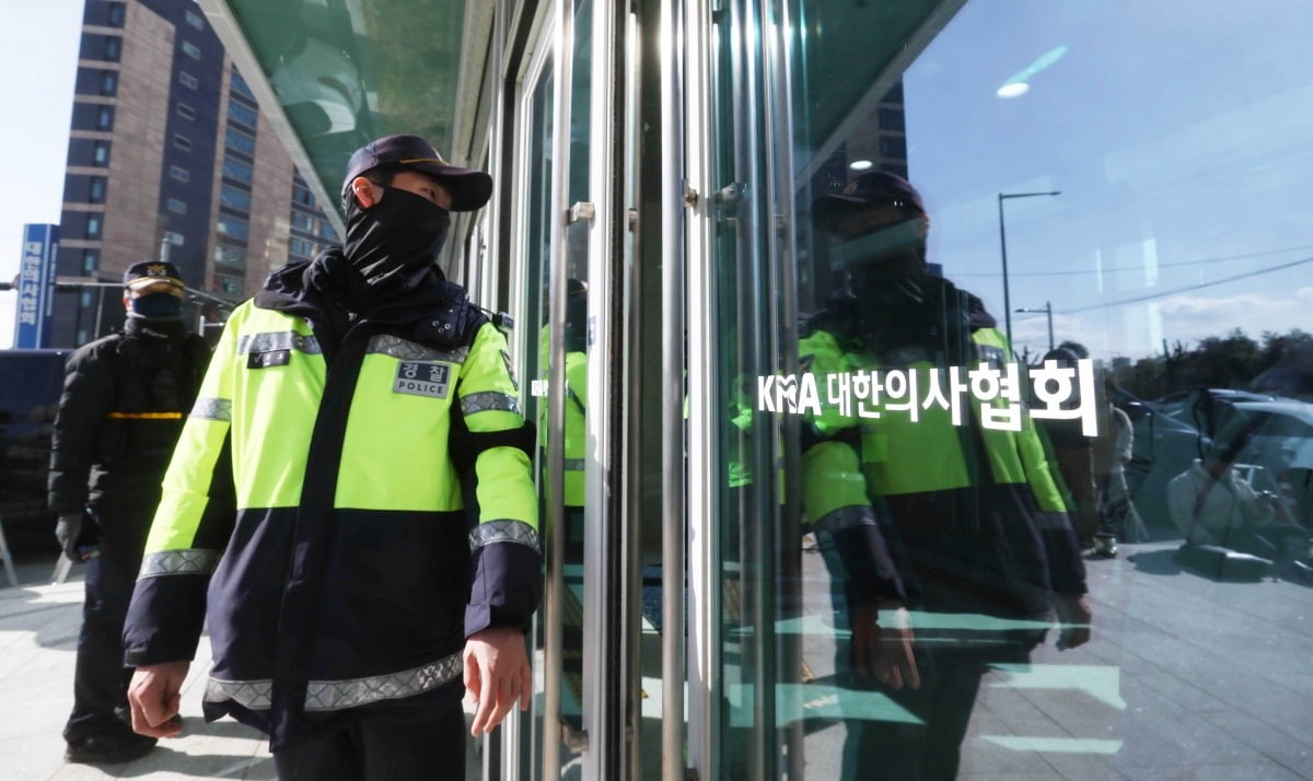 1일 서울 용산구 대한의사협회에서 경찰 수사관들이 출입문을 통제하고 있다./김범준 기자