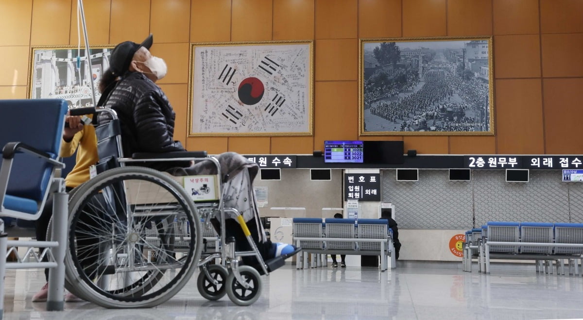 정부의 전공의에 대한 복귀 시한이 지난 1일 서울 강동구 중앙보훈병원 로비에 한 환자가 휠체어에 앉아 있다./김범준 기자