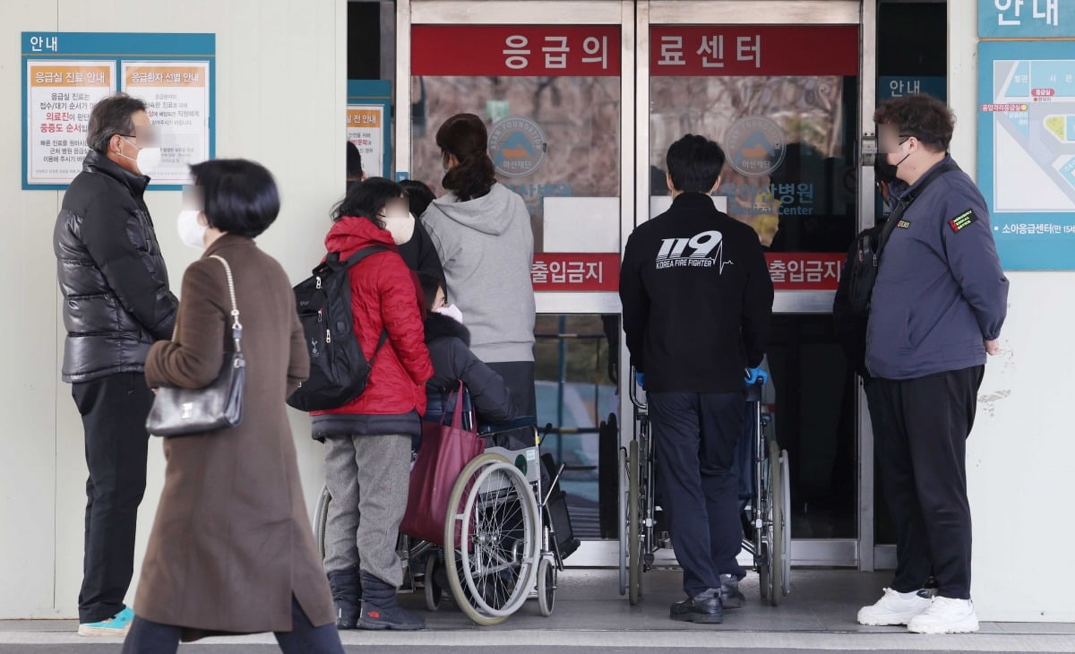 26일 서울의 한 대학병원 응급의료센터 앞에 환자와 보호자들이 대기하고 있다./이솔 기자