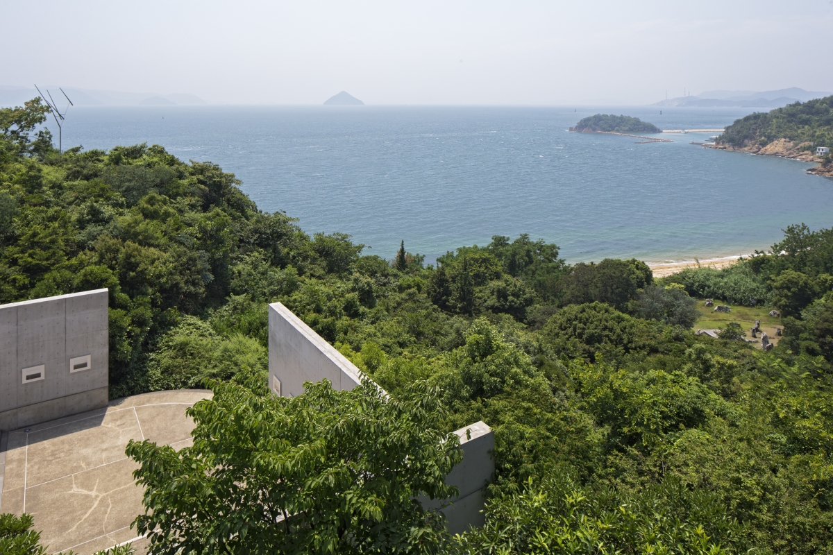 베네세하우스에서 내려다본 나오시마와 바다의 풍경. Photo: Ken'ichi Suzuki
