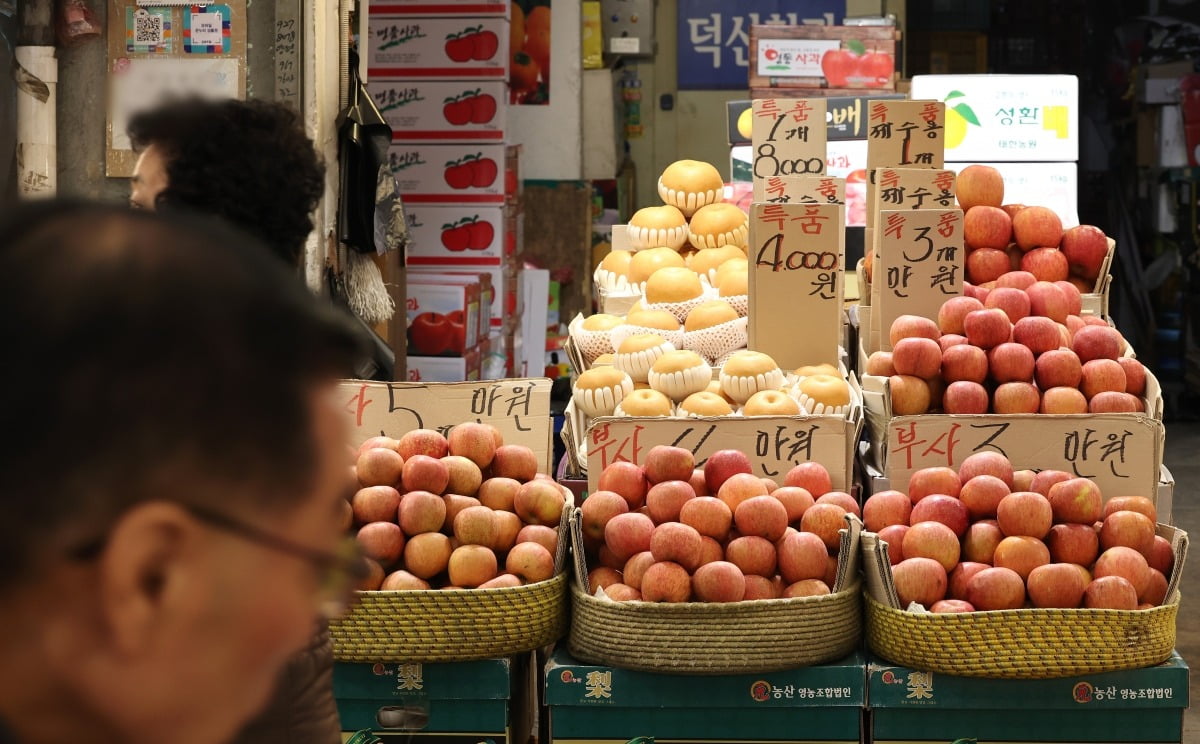 3일 서울의 한 전통시장의 과일 판매대 모습./ 연합뉴스 