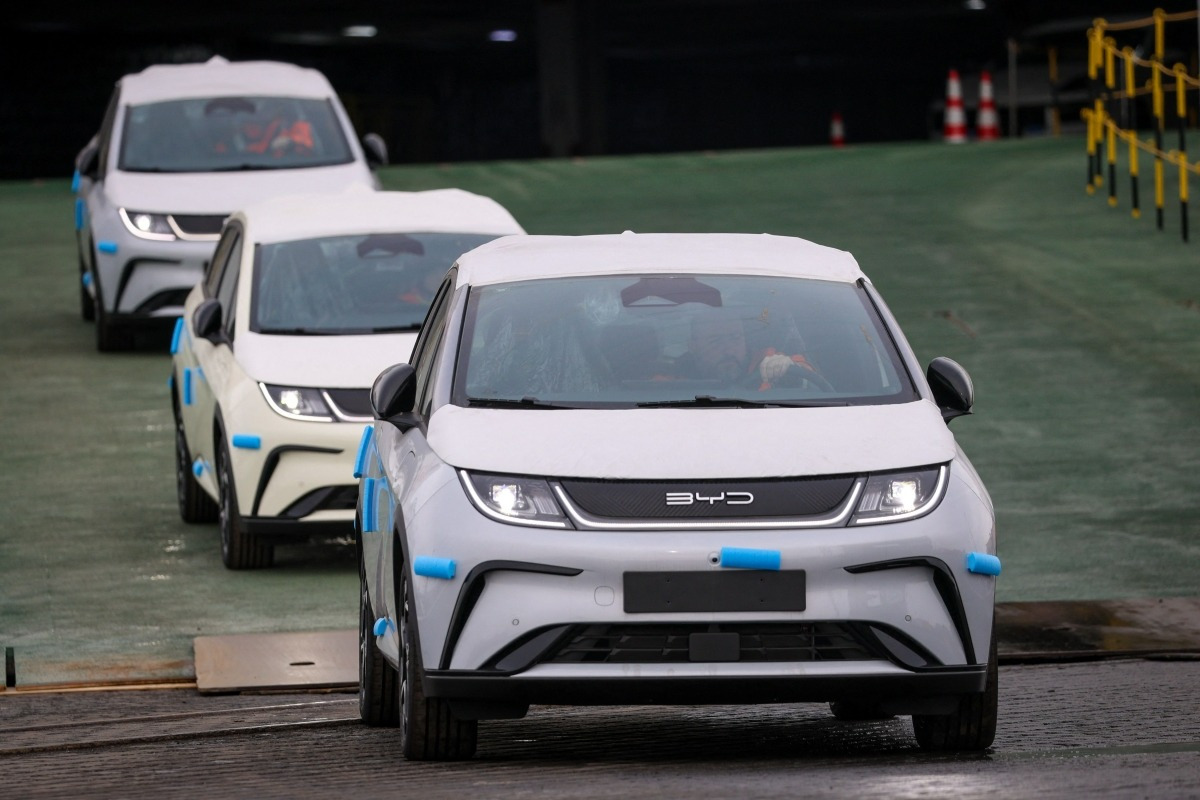 지난달 26일(현지시간) 독일 브레머하펜 항에서 중국 자동차 제조업체 비야디(BYD)의 전기차들이 자동차 운반선에서 내리고 있다. /AFP
