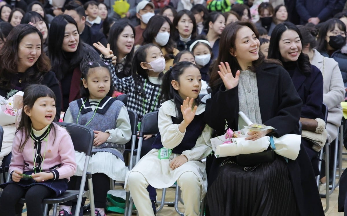 4일 서울 신정동 갈산초등학교 강당에서 열린 입학식에서 1학년 어린이들과 학부모가 인사를 하고 있다.