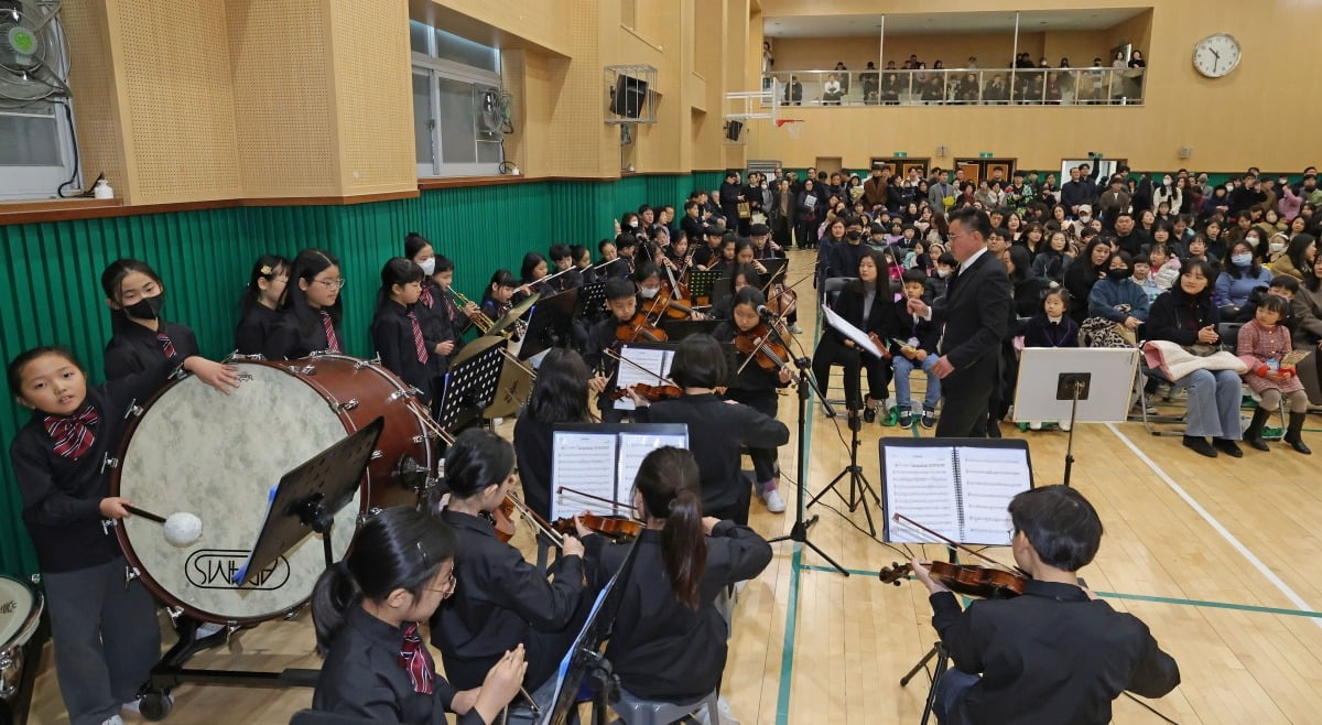 4일 서울 신정동 갈산초등학교 강당에서 열린 입학식에서 재학생들이 오케스트라 연주를 하고 있다.