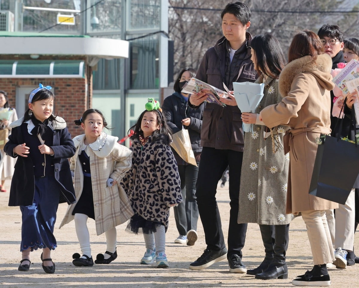 4일 서울 신정동 갈산초등학교에서 신입생 어린이들이 손을 잡고 학교에 들어서고 있다.