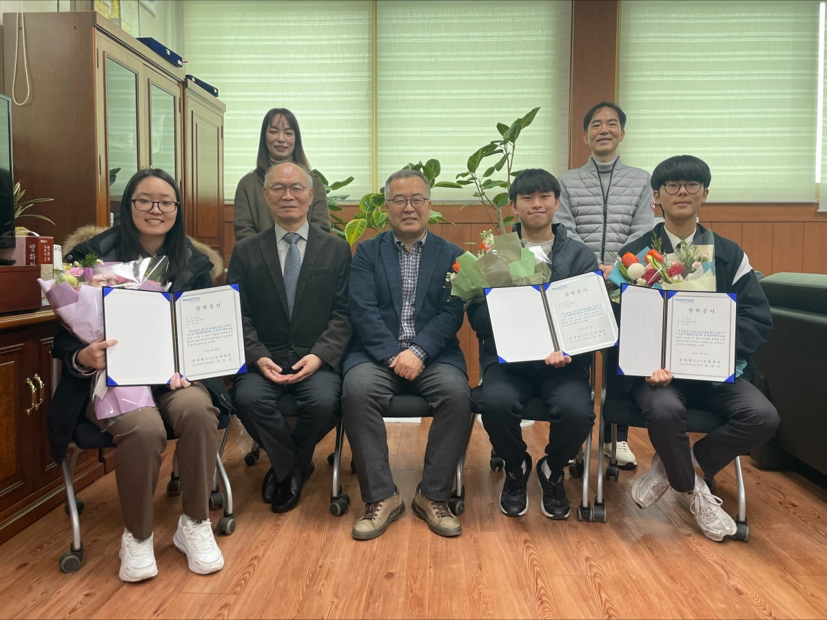 37회 의당장학금을 수여받은 변지후 학생과 장학회 관계자들이 지난달 28일 수여식을 마치고 기념촬영을 하고 있다/ 한세예스24문화재단 제공