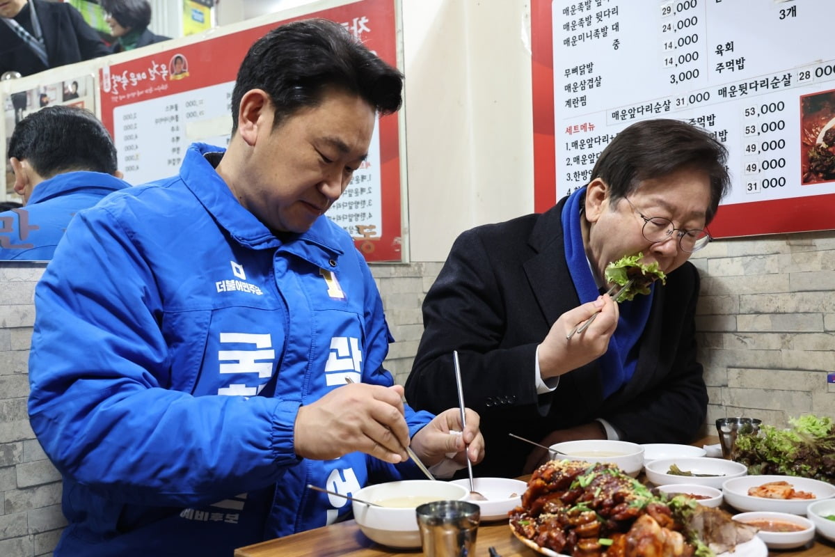 이재명(오른쪽) 더불어민주당 대표와 서울 종로 곽상언 후보가 4일 오후 서울 종로구 창신시장을 찾아 족발을 먹고 있다. 김병언 기자