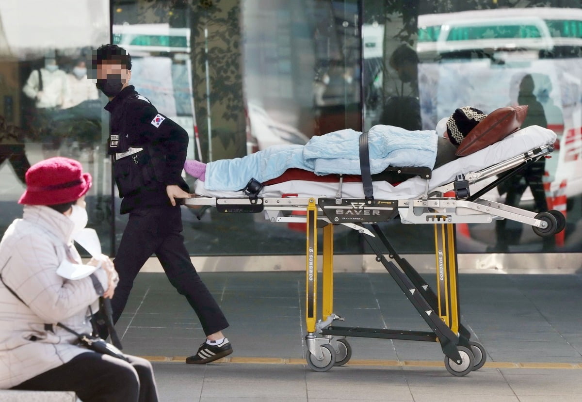 4일 서울의 한 대학병원에서 응급환자가 이송되고 있다. /사진=김범준 기자