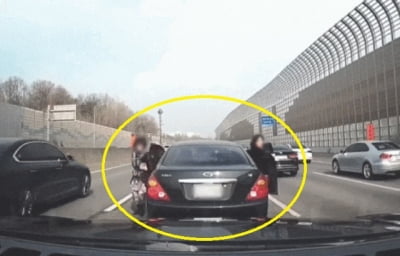 "큰 사고 칠 중년여성들"…고속도로 한복판서 운전자 교체