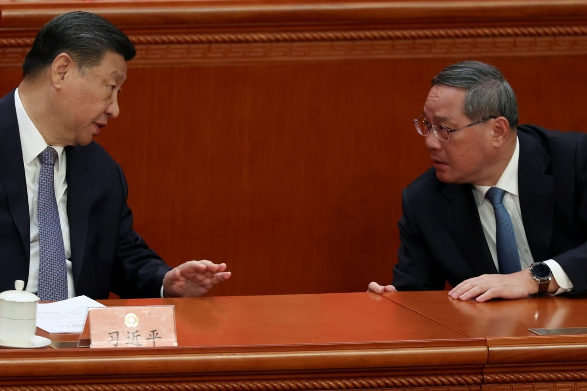 시진핑 중국 국가주석과 리창 총리가 지난 4일 중국 베이징 인민대회당에서 열린 중국인민정치협상회의 개막식에 참석해 대화하고 있다. /로이터