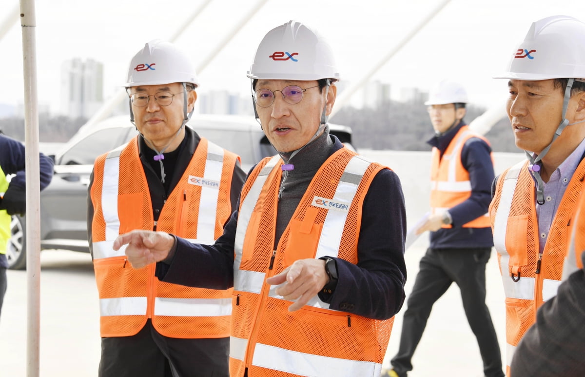 김윤상 기획재정부 제2차관이 6일 오전 한강횡단교 건설현장을 방문해 발언하고 있다. 기획재정부 제공
